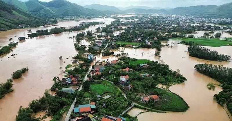 Một cửa hàng sửa chữa xe máy hoạt động tất bật trong hoặc sau một trận mưa, với vài chiếc xe bị chết máy đang chờ sửa ở Hoàng Mai Hà Nội